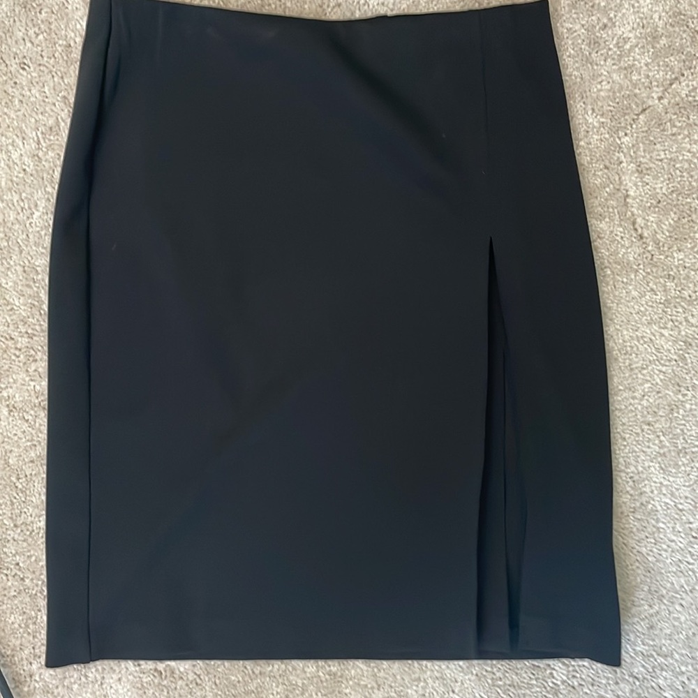 Fitted black skirt with leg slit